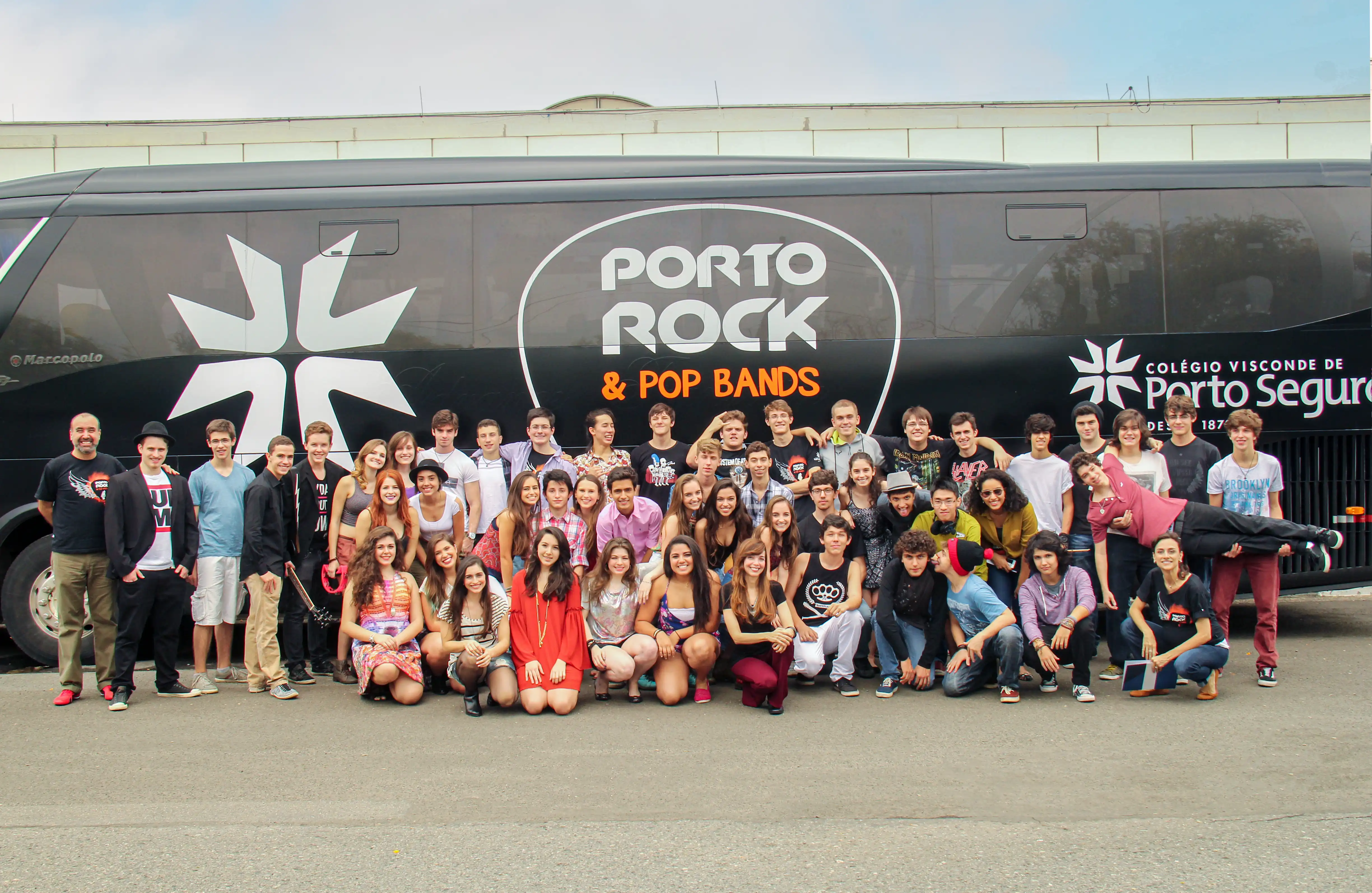 Alunos em frente ao ônibus do Porto Rock